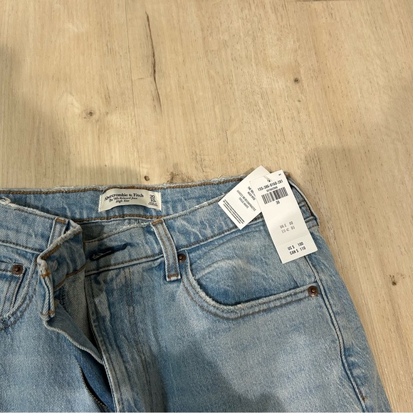 Abercrombie & Fitch
The '90s Relaxed Jean
High Rise - Picture 3 of 5